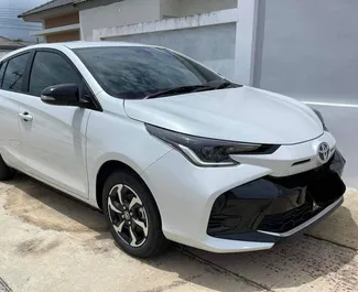 Vue de face d'une location Toyota Yaris à Phuket, Thaïlande ✓ Voiture #15375. ✓ Automatique TM ✓ 0 avis.
