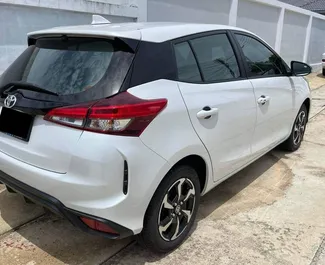 Toyota Yaris 2022 location de voiture en Thaïlande, avec ✓ Essence carburant et 94 chevaux ➤ À partir de 826 THB par jour.