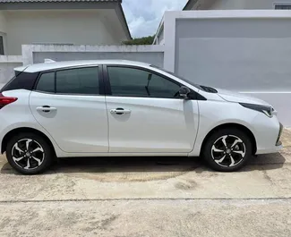 Toyota Yaris location. Économique, Confort Voiture à louer en Thaïlande ✓ Dépôt de 5000 THB ✓ RC, SCDW, Passagers, Vol options d'assurance.