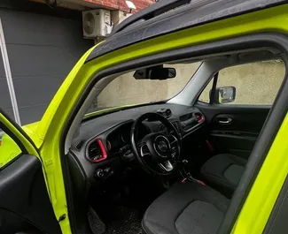 Interiér Jeep Renegade na prenájom v v Gruzínsku. Skvelé auto so sedadlami pre 5 osôb s prevodovkou Automatické.