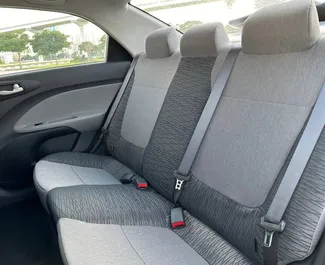 두바이에서에서 사용 가능한 전면 드라이브 시스템이 장착된 Kia Pegas 2025.