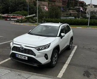 Ενοικίαση αυτοκινήτου Toyota Rav4 2024 στη Γεωργία, περιλαμβάνει ✓ καύσιμο Υβριδικό και 180 ίππους ➤ Από 140 GEL ανά ημέρα.