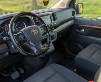 Двигатель Дизель 2,5 л. – Арендуйте Toyota Proace Verso в Бечичи.