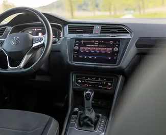 Volkswagen Tiguan salono nuoma Juodkalnijoje. Puikus 5 sėdimų vietų automobilis su Automatinis pavarų dėže.
