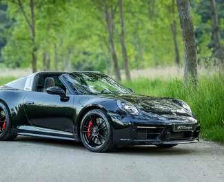 Porsche 911 Carrera Cabrio salono nuoma Juodkalnijoje. Puikus 4 sėdimų vietų automobilis su Automatinis pavarų dėže.