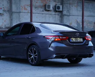 تأجير سيارة Toyota Camry 2019 في في جورجيا، تتميز بـ ✓ وقود البنزين وقوة 178 حصان ➤ بدءًا من 200 GEL يوميًا.