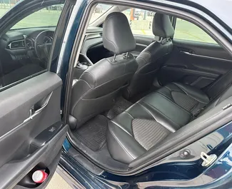 Toyota Camry 2018 для аренды в Тбилиси. Лимит пробега не ограничен.