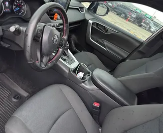 Арендуйте Toyota Rav4 2022 в Грузии. Топливо: Гибрид. Мощность: 218 л.с. ➤ Стоимость от 150 GEL в сутки.