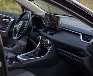 Toyota Rav4 – автомобиль категории Комфорт, Внедорожник, Кроссовер напрокат в Черногории ✓ Депозит 300 EUR ✓ Страхование: ОСАГО.