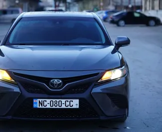 واجهة أمامية لسيارة إيجار Toyota Camry في في تبليسي, جورجيا ✓ رقم السيارة 15819. ✓ ناقل حركة أوتوماتيكي ✓ تقييمات 0.