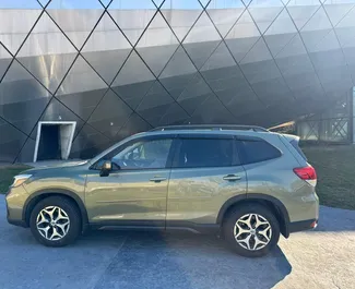 トビリシにてでのレンタル用Subaru Forester 2019のガソリン 2.5Lエンジン。