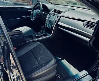 Toyota Camry 2015 مع نظام محرك الأقراص الأمامي، متاحة في في تبليسي.