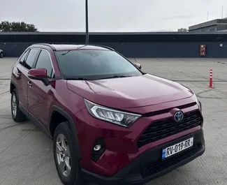 Toyota Rav4 2022 для аренды в Тбилиси. Лимит пробега не ограничен.