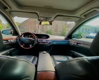 Mercedes-Benz S-Class 2009 для оренди у Тбілісі. Ліміт пробігу необмежений.