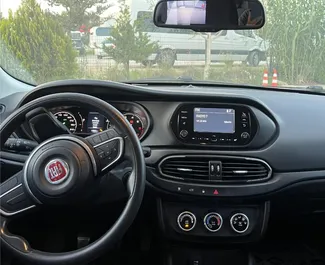 在 在土耳其 租赁 Fiat Egea 2024 汽车，特点包括 ✓ 使用 Petrol 燃料和 90 马力 ➤ 起价 50 USD 每天。