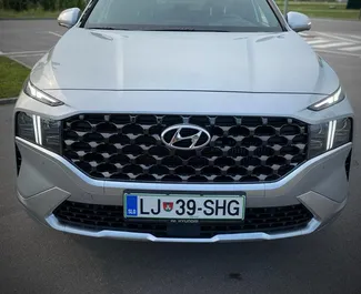 在 在斯洛文尼亚 租赁 Hyundai Santa Fe 2023 汽车，特点包括 ✓ 使用 Diesel 燃料和 195 马力 ➤ 起价 200 EUR 每天。