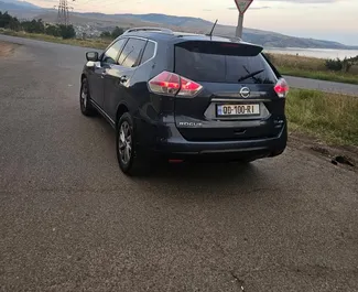 Nissan Rogue kiralama için Gürcistan'da iç mekanı. Harika bir 5 koltuklu araba, Otomatik şanzıman ile.