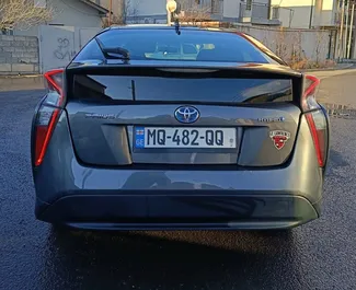 Prenájom auta Toyota Prius 2018 v v Gruzínsku, s vlastnosťami ✓ palivo Hybrid a výkon 160 koní ➤ Od 65 GEL za deň.