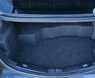 Ford Fusion Sedan 2020 搭载 Front drive 系统，在第比利斯 可用。