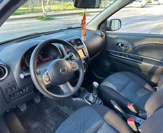 テッサロニキにてでのレンタル用Nissan Micra 2016のガソリン 1.2Lエンジン。