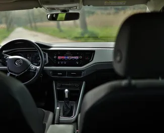 Volkswagen Polo salono nuoma Juodkalnijoje. Puikus 5 sėdimų vietų automobilis su Automatinis pavarų dėže.
