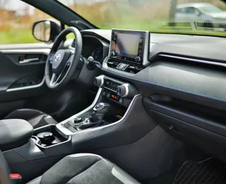 تأجير سيارة Toyota Rav4 2022 في في الجبل الأسود، تتميز بـ ✓ وقود هجين وقوة 180 حصان ➤ بدءًا من 100 EUR يوميًا.