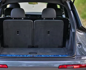 Audi Q7 2021 مع نظام دفع بجميع العجلات، متاحة في في بيسيتشي.