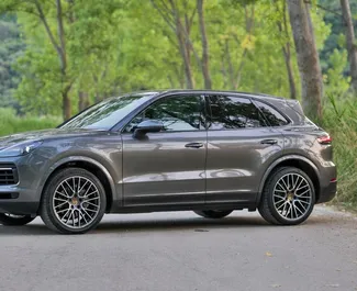 Prenájom auta Porsche Cayenne Turbo 2023 v v Čiernej Hore, s vlastnosťami ✓ palivo Benzín a výkon 290 koní ➤ Od 250 EUR za deň.