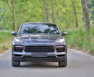 Predný pohľad na prenajaté auto Porsche Cayenne Turbo v v Bečiči, Čierna Hora ✓ Auto č. 12165. ✓ Prevodovka Automatické TM ✓ Hodnotenia 0.
