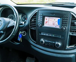 Notranjost Mercedes-Benz Vito Tourer Pro za najem v v Črni gori. Odličen avtomobil s 9 sedeži in Samodejno menjalnikom.