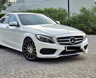 Přední pohled na pronájem Mercedes-Benz C200 v Durresu, Albánie ✓ Auto č. 15633. ✓ Převodovka Automatické TM ✓ Recenze 0.