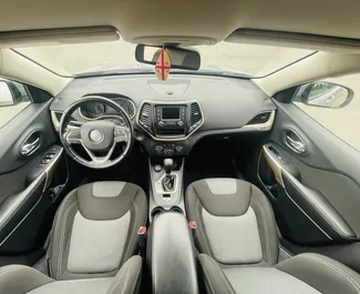 Jeep Cherokee 2017 для оренди в Кутаїсі. Ліміт пробігу необмежений.