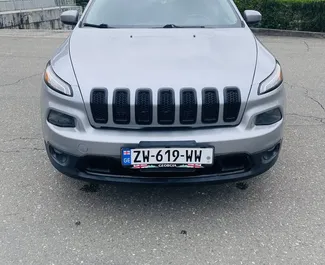 Орендуйте Jeep Cherokee 2017 в Грузії. Паливо: Бензин. Потужність: 271 к.с. ➤ Вартість від 135 GEL за добу.