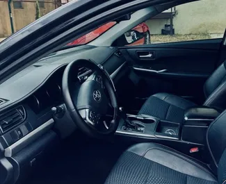 واجهة أمامية لسيارة إيجار Toyota Camry في في تبليسي, جورجيا ✓ رقم السيارة 15810. ✓ ناقل حركة أوتوماتيكي ✓ تقييمات 0.