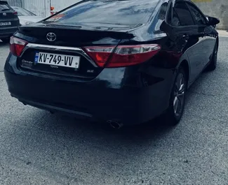 تأجير سيارة Toyota Camry 2015 في في جورجيا، تتميز بـ ✓ وقود البنزين وقوة 178 حصان ➤ بدءًا من 90 GEL يوميًا.