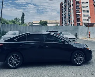 محرك البنزين بسعة 2,5 لتر لسيارة Toyota Camry 2015 للإيجار في في تبليسي.