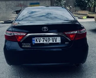 داخلية Toyota Camry للإيجار في في جورجيا. سيارة رائعة بـ 5 مقاعد وناقل حركة أوتوماتيكي.