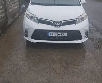 واجهة أمامية لسيارة إيجار Toyota Sienna في في كوتايسي, جورجيا ✓ رقم السيارة 15913. ✓ ناقل حركة أوتوماتيكي ✓ تقييمات 0.