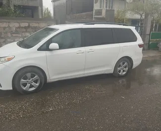 تأجير سيارة Toyota Sienna 2015 في في جورجيا، تتميز بـ ✓ وقود البنزين وقوة 270 حصان ➤ بدءًا من 215 GEL يوميًا.