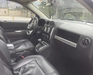 Арендуйте Jeep Compass 2017 в Грузии. Топливо: Бензин. Мощность:  л.с. ➤ Стоимость от 69 GEL в сутки.