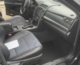 Pronájem auta Toyota Camry 2016 v Gruzii, s palivem Hybridní a výkonem 260 koní ➤ Cena od 67 GEL za den.