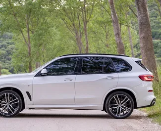 Арендуйте BMW X5 2022 в Черногории. Топливо: Дизель. Мощность: 240 л.с. ➤ Стоимость от 180 EUR в сутки.