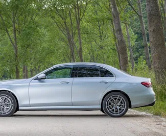 Mercedes-Benz E250 2024 automašīnas noma Melnkalnē, iezīmes ✓ Dīzeļdegviela degviela un 240 zirgspēki ➤ Sākot no 133 EUR dienā.