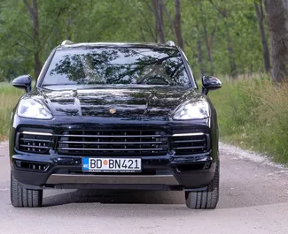 Vista frontal de un Porsche Cayenne Turbo de alquiler en Becici, Montenegro ✓ Coche n.º 12161. ✓ Automático TM ✓ 0 opiniones.