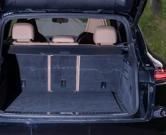 Porsche Cayenne Turbo 2022 disponible para alquilar en Becici, con límite de millaje de ilimitado.