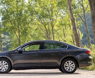 Арендуйте Volkswagen Passat 2021 в Черногории. Топливо: Дизель. Мощность: 110 л.с. ➤ Стоимость от 55 EUR в сутки.