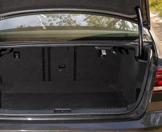 Салон Volkswagen Passat для аренды в Черногории. Отличный 5-местный автомобиль. ✓ Коробка Автомат.