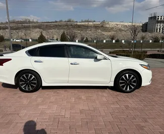 2.5L 엔진이 장착된 예레반 공항의 Nissan Altima #15869 자동 차량 대여 ➤ Nairi 아르메니아에서에서 제공.