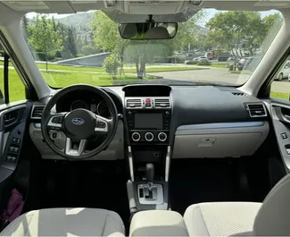 Interiér Subaru Forester k pronájmu v Gruzii. Skvělé auto s 5 sedadly a převodovkou Automatické.