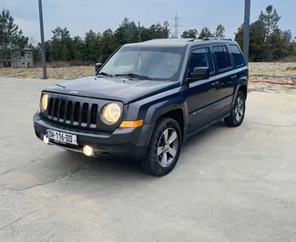 Přední pohled na pronájem Jeep Patriot v Kutaisi, Georgia ✓ Auto č. 15627. ✓ Převodovka Automatické TM ✓ Recenze 0.